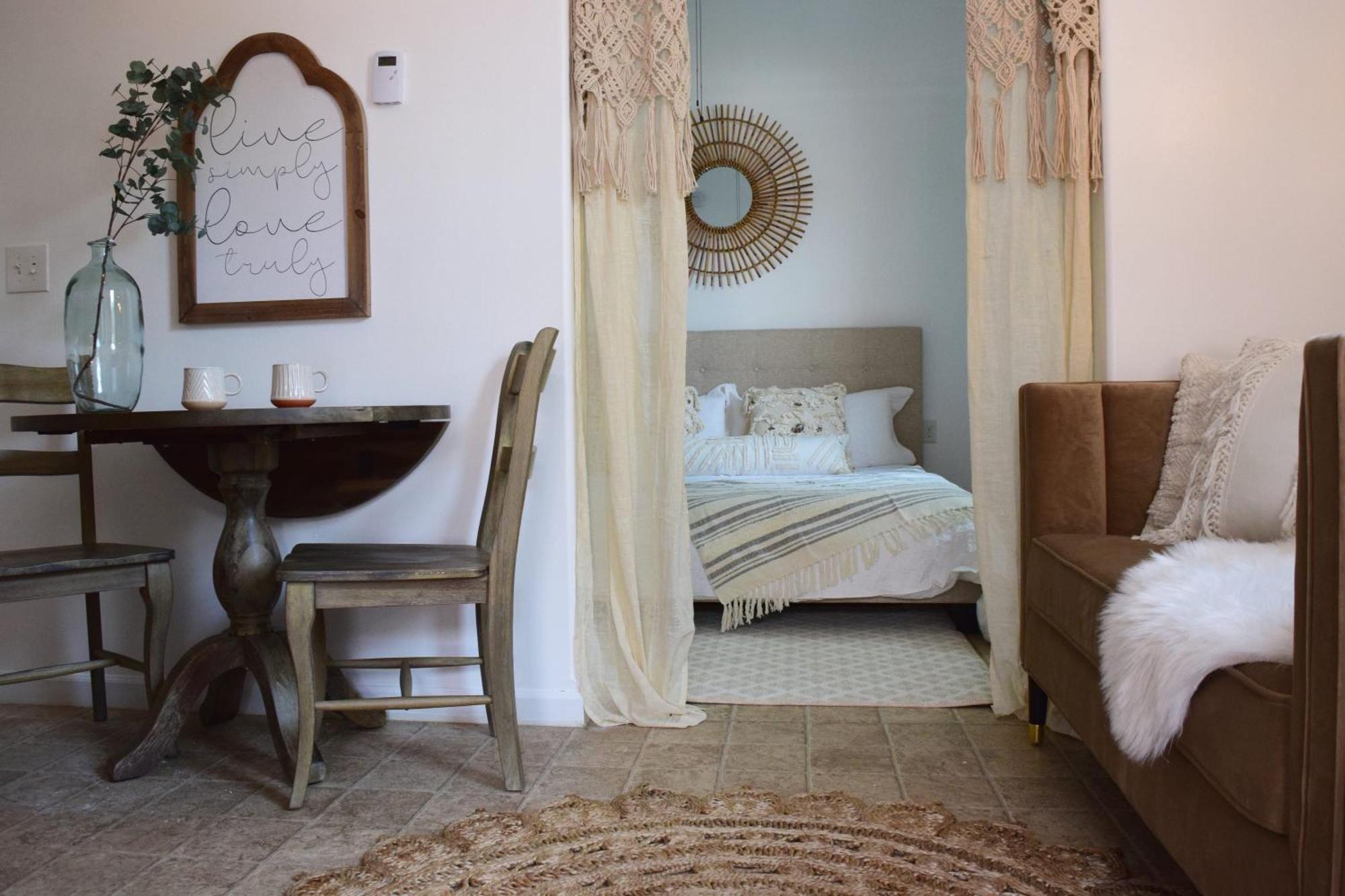 Le Petit Guesthouse -King Bed Walk To Whitworth Nine Mile Falls ภายนอก รูปภาพ