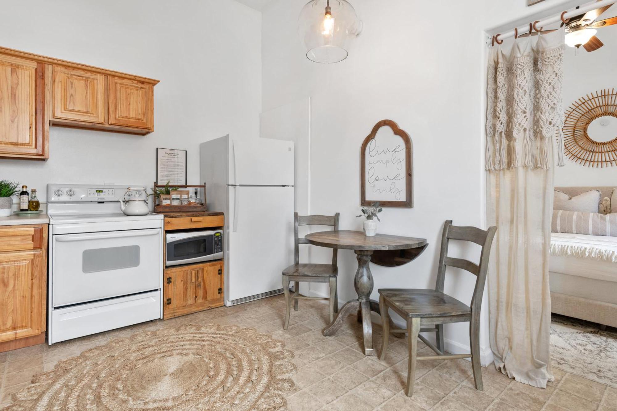 Le Petit Guesthouse -King Bed Walk To Whitworth Nine Mile Falls ภายนอก รูปภาพ