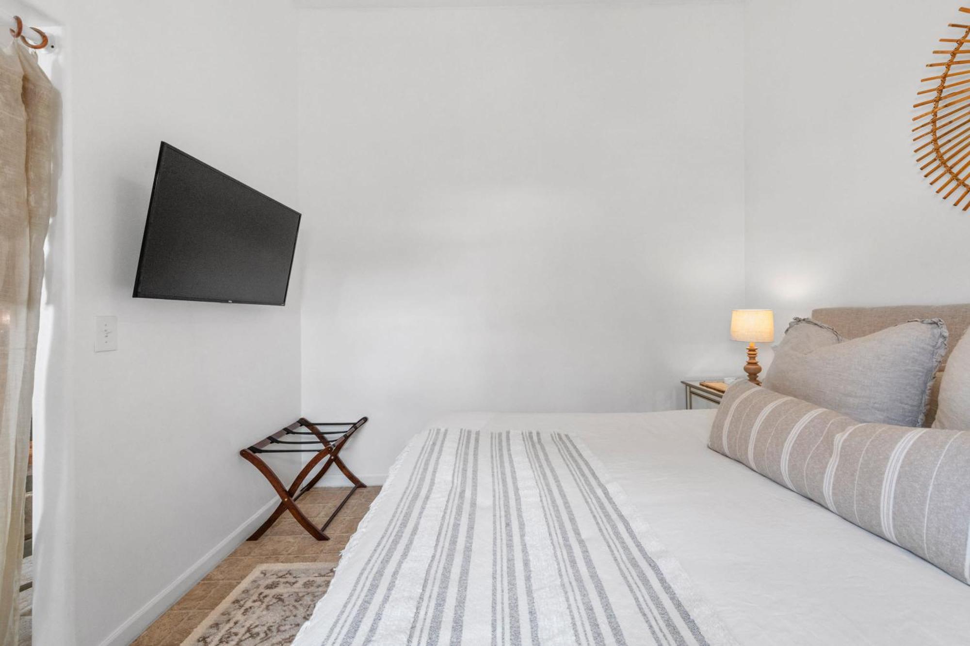 Le Petit Guesthouse -King Bed Walk To Whitworth Nine Mile Falls ภายนอก รูปภาพ